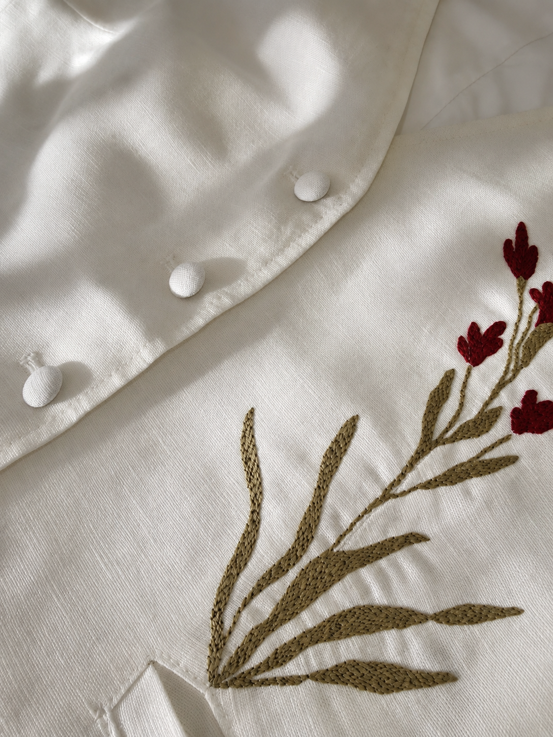 Flor de Vinho Linen-Blend Cropped Vest — Hand-Embroidered